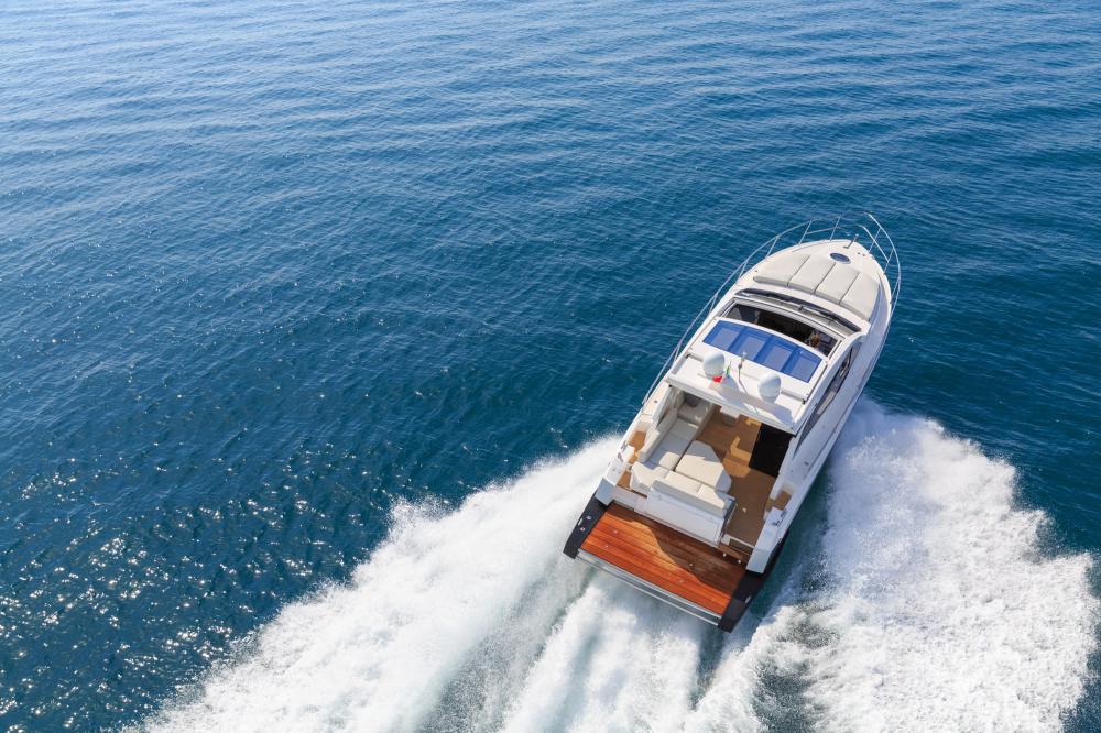 Bateau à moteur près de Cannes 